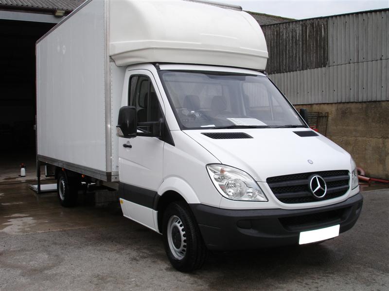 Image of Aardvark art Services unmarked van for shipping paintings with confidence